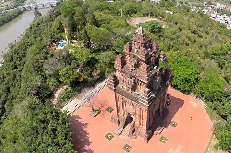 Tháp Nhạn là điểm tham quan di tích văn hóa của Tuy Hòa Phú Yên