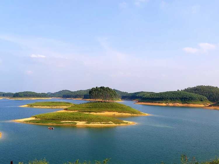 Hồ Thác Bà tuy là hồ nhân tạo nhưng sơ hữu thiên nhiên cực kỳ đẹp